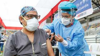 Vacuna COVID-19: más de 11 mil médicos, enfermeras y técnicos recibieron la dosis de Sinopharm 