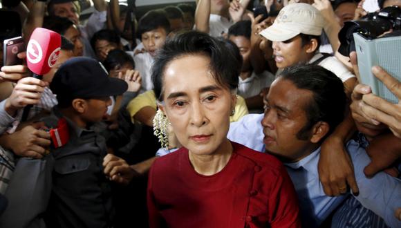 Aung San Suu Kyi rodeada de simpatizantes y reporteros. Fotografía de archivo, tomada en noviembre del 2015. REUTERS