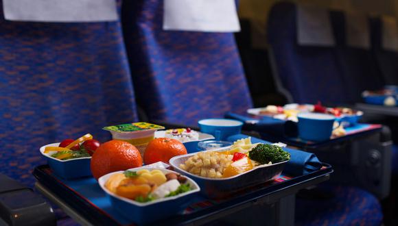 ¿Qué hacer para disfrutar la comida del avión según la ciencia?