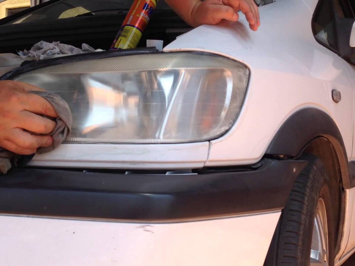 Cómo pulir los faros del coche y devolverles el brillo