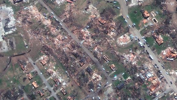Esta imagen satelital del folleto cortesía de Maxar Technologies muestra casas destruidas a lo largo de Walnut y Mulberry Street luego de un tornado en Rolling Fork, Mississipp.