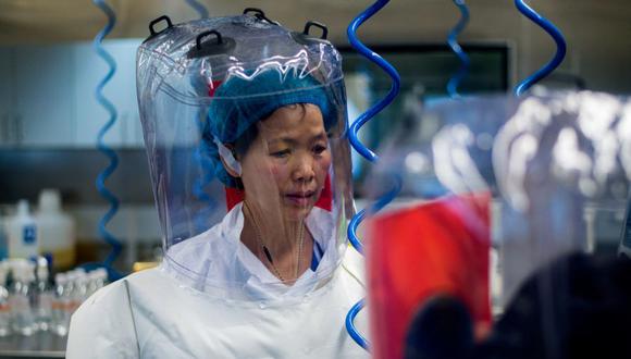 La viróloga china Shi Zhengli es vista dentro del laboratorio P4 en Wuhan, capital de la provincia china de Hubei, el 23 de febrero de 2017. El laboratorio epidemiológico P4 fue construido en cooperación con la empresa bioindustrial francesa Institut Merieux y la Academia China de Ciencias. (Foto: Johannes EISELE / AFP).