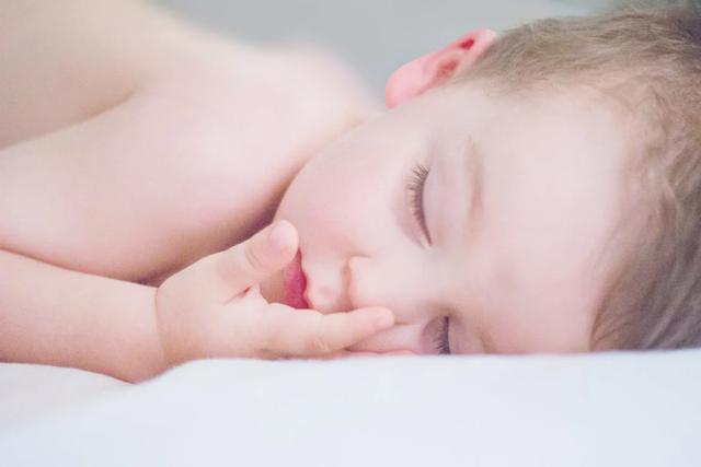 Un bebé durmiendo sin almohada. | Imagen referencial: Dominika Roseclay / Pexels