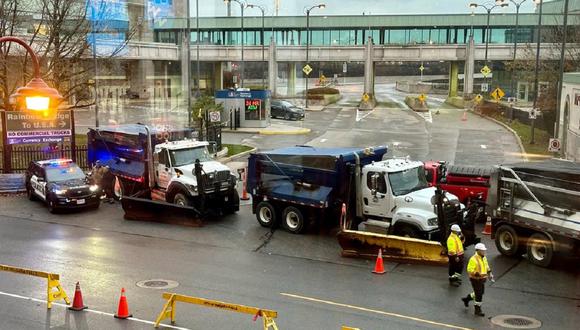 Vehículos bloquean el cruce fronterizo del Rainbow Bridge hacia EE.UU. en las Cataratas del Niágara, Ontario, luego de que un automóvil explotara en un puesto de control entre Estados Unidos y Canadá el 22 de noviembre de 2023. (Foto de Usman KHAN / AFP)