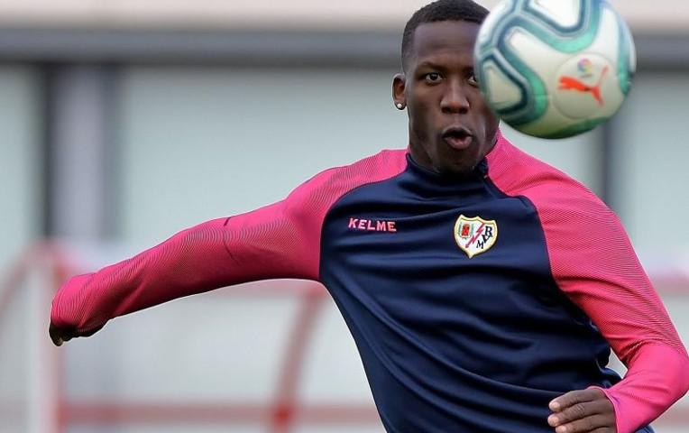 Luis Advíncula entrenando en Vallecas. (Foto: Agencias)
