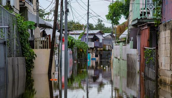 Se ve una calle inundada en el barrio Juana Matos de Catano, Puerto Rico, el 19 de septiembre de 2022, tras el paso del huracán Fiona. (Foto por AFP)