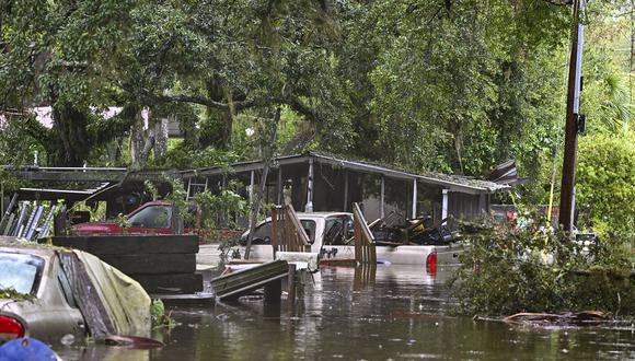 El patio trasero de una casa se ve inundado en Steinhatchee, Florida, el 30 de agosto de 2023, después de que el huracán Idalia tocara tierra. (Foto de CHANDAN KHANNA / AFP)