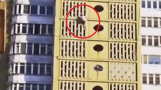 Ciudadano ruso es captado descendiendo por las paredes de edificio de 17 pisos
