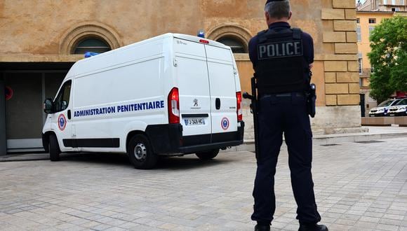 Un oficial de policía francés hace guardia fuera de la sala del tribunal en Aix-en-Provence el 3 de agosto de 2023. (Foto referencial de CLEMENT MAHOUDEAU / AFP)