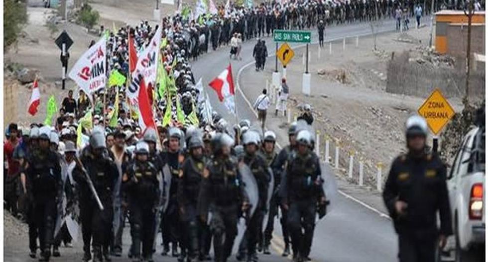 Manifestantes atacan comisaría La Curva; hieren a policías. (Foto: elpueblo.com.pe)