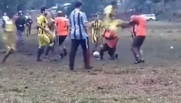 Un partido de fútbol amateur en Brasil terminó en gresca con un jugador protagonizando un video viral en Facebook. (Foto: Captura de Facebook)