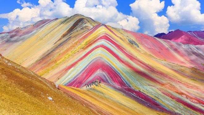 Vinicunca: la montaña de los siete colores que atrae a miles de turistas