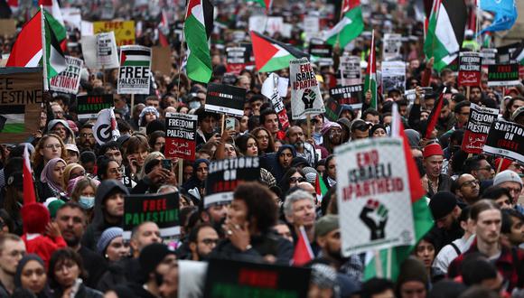 La gente participa en una 'Marcha por Palestina', en Londres el 21 de octubre de 2023, para "exigir el fin de la guerra en Gaza". (Foto de HENRY NICHOLLS / AFP)
