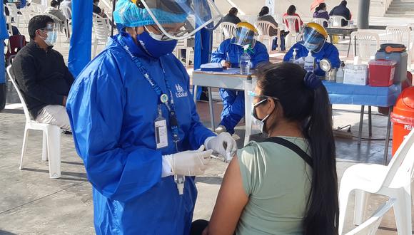 De acuerdo con la distribución por grupo etario y sexo, se observó que los reportes de ESAVI más frecuentes corresponden a mujeres entre 30 a 59 años  (13.412). (Foto: Diresa Tacna)