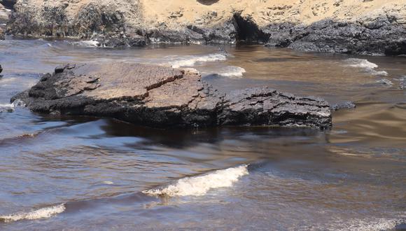 Los daños del derrame de petróleo reportado el último fin de semana en el mar de Ventanilla alcanzan por lo menos tres distritos y varios kilómetros de litoral contaminado | Foto: Gobierno Regional del Callao