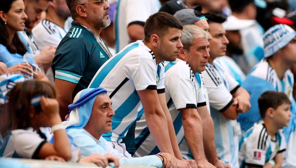 La desazón de la hinchada Argentina en su debut en Qatar 2022. | Foto: Reuters