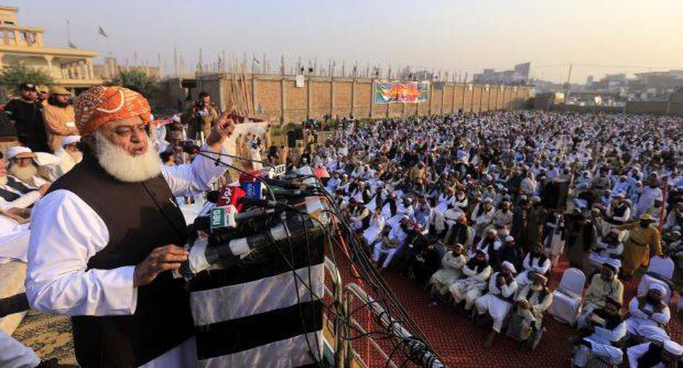 Maulana Fazal ur Rehman, jefe del partido político islámico Jamiat Ulma-e-Islam habla a sus partidarios durante una protesta contra la liberación de Asia Bibi. (Foto: EFE)