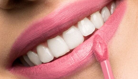 Los dientes con lápiz labial se convierten en un 'dolor de cabeza'. (Imagen: Shiny Diamond / Pexels)