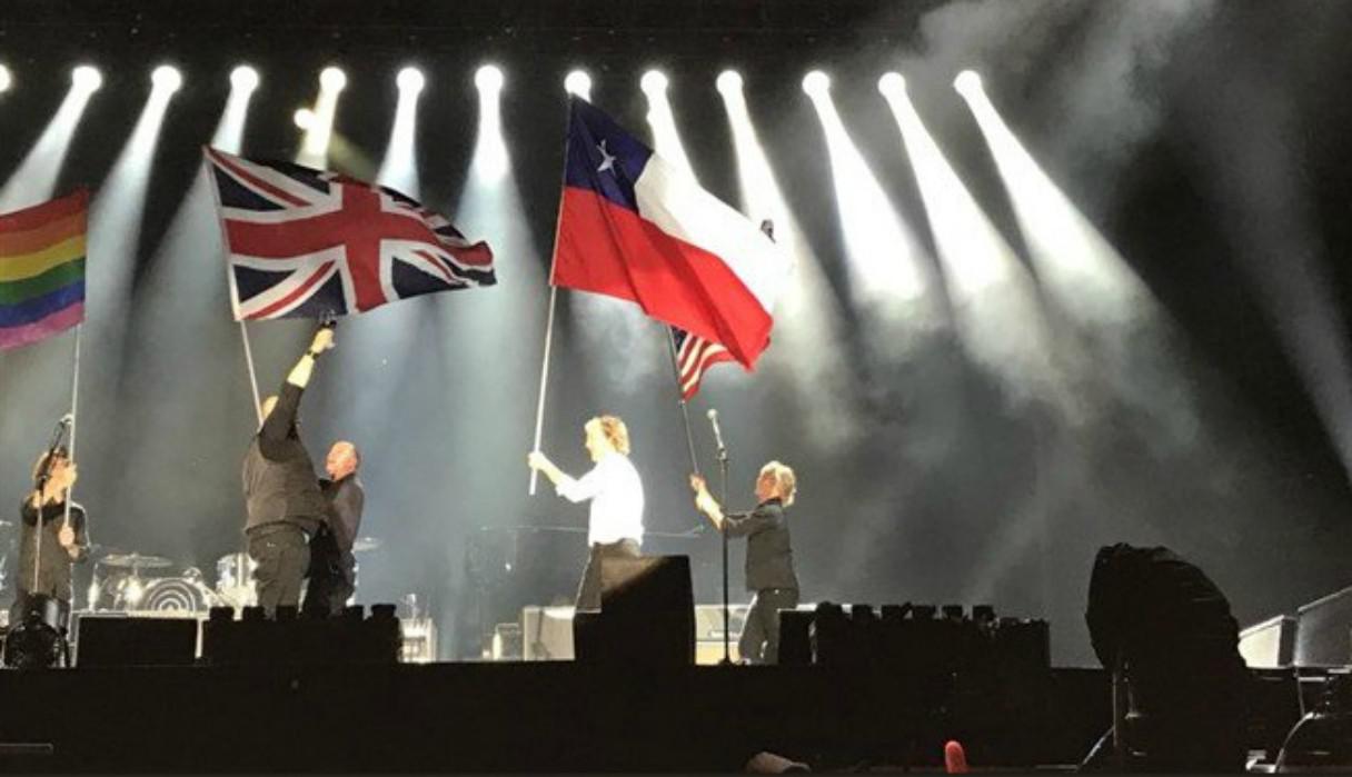 Grande fue la sorpresa de los presentes al percatarse de que lo que debía ser la bandera del estado de Texas era la de Chile. (Foto: Captura/Twitter)