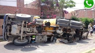 WhatsApp: mezcladora de concreto se hundió en calle de Surco