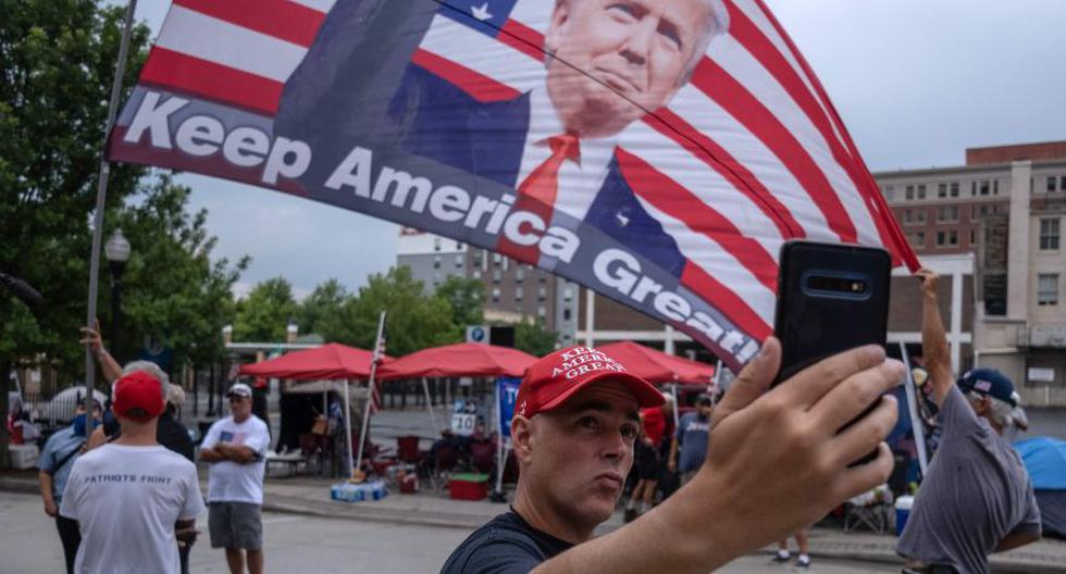 Un partidario del presidente de los Estados Unidos, Donald Trump, se toma una selfie cerca del Centro BOK en Tulsa, Oklahoma. (Foto: AFP / SETH HERALD).
