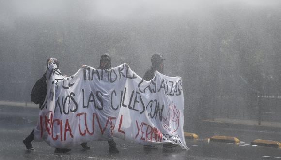 Estudiantes se manifiestan el 9 de marzo de 2023, en defensa de la educación pública, gratuita y de calidad, en Santiago, Chile. (Foto de Ailen Díaz / EFE)