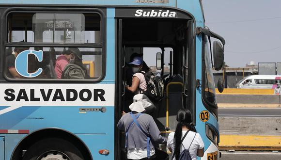 Los cobradores se bajan la mascarilla cuando no ven a fiscalizadores. En la foto, uno de ellos pasando por el mercado Ciudad de Dios (SJM). (Foto: GEC)