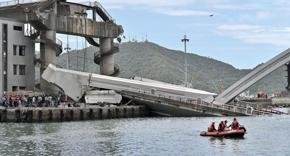 Un equipo de rescate en un bote trabaja en el sitio de un puente colapsado en el puerto de Nanfang-ao, en el municipio de Su-ao. (AFP)