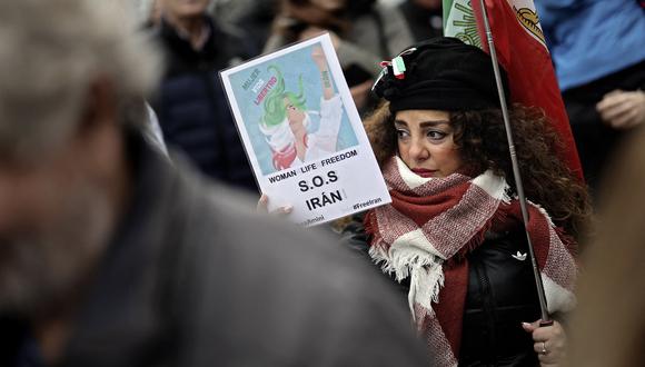 Una manifestante durante una manifestación pidiendo la libertad de Santiago Sánchez Cogedor, el 18 de diciembre de 2022, mientras las autoridades iraníes lo encarcelaban desde octubre de 2022. (Foto referencial de THOMAS COEX / AFP)