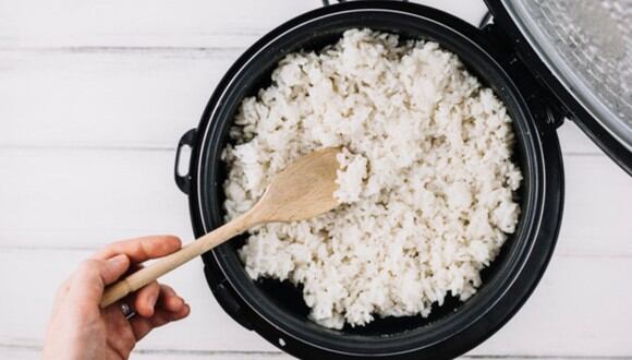 Lavar el arroz muchas veces es uno de los errores más comunes (Foto: Freepik)