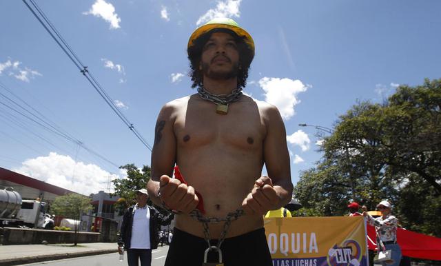 Trabajadores colombianos salieron a las calles este lunes 1 de mayo, Día Internacional del Trabajador, para expresarse a favor de sus derechos laborales (Foto: EFE/ Luis Eduardo Noriega A.)