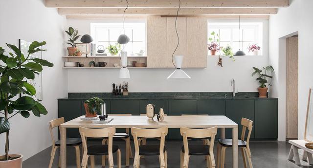 Un antiguo taller  de 50 m2 fue transformado por los arquitectos del estudio Forstberg Ling en una casa cálida. (Foto:  Erik Lefvander / forstbergling.com)