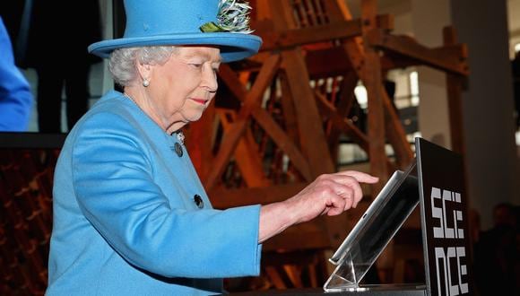 La Reina Isabel II envía su primer tuit el 24 de octubre de 2014, a través de una tablet.