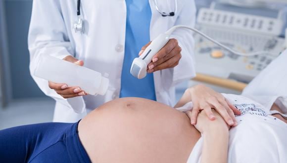 La medicina materno fetal busca diagnosticar y/o calcular el riesgo de anomalías cromosómicas o malformaciones fetales de manera precoz y oportuna.