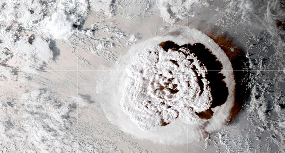 Una captura tomada del satélite NOAA GOES-West el 15 de enero de 2022 muestra la erupción del volcán Hunga-Tonga - Hunga-Haa'pai en Tonga que provocó un tsunami. (HANDOUT / NASA/NOAA / AFP).
