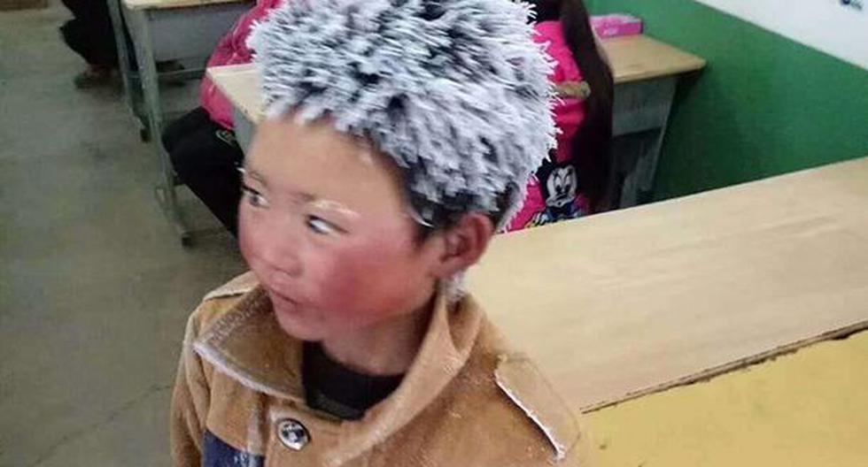 Wang Fuman, de 7 años, camina 4 kilómetros a 12 grados bajo cero para llegar al colegio. (Twitter)
