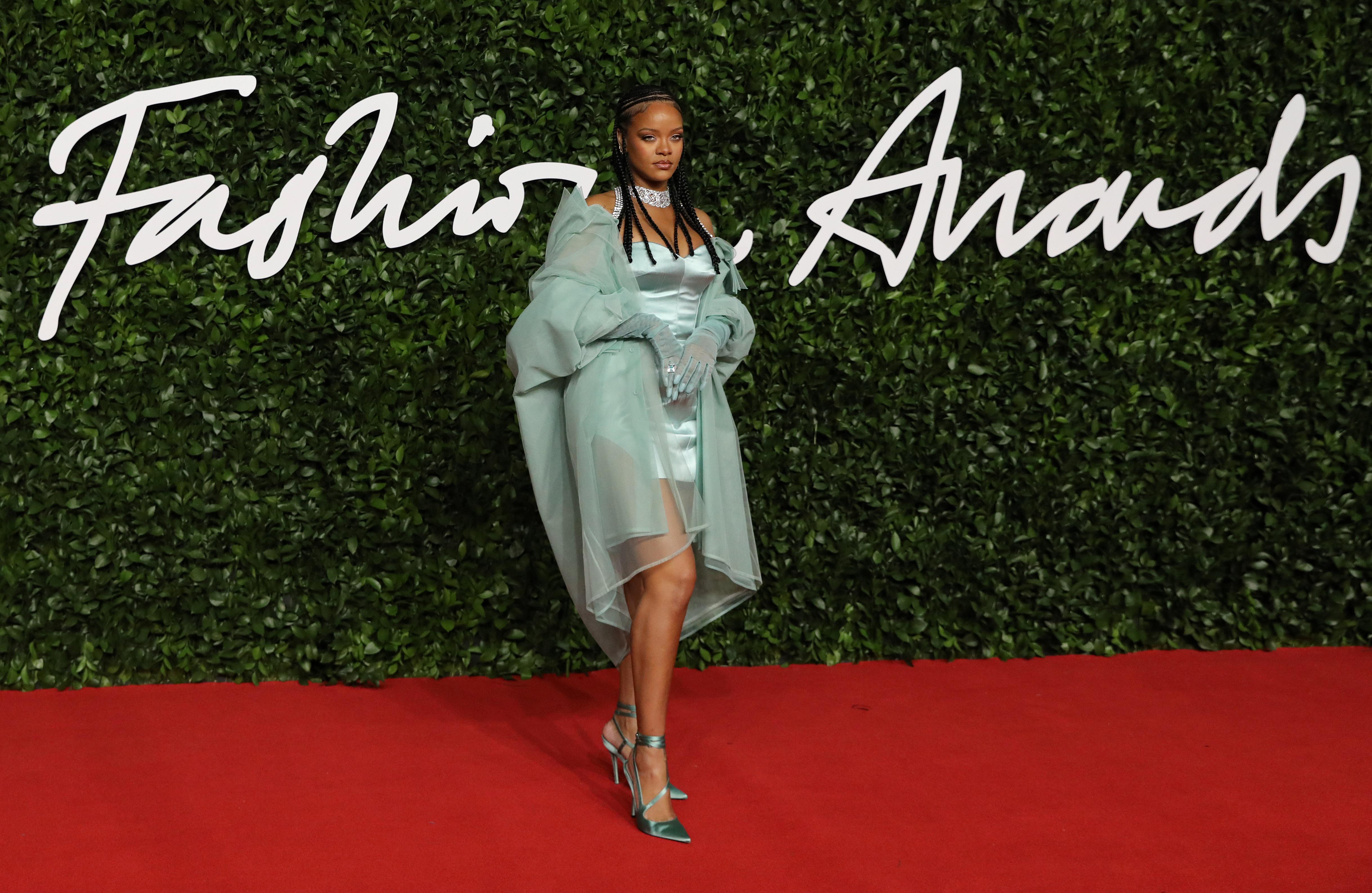 Rihanna ha cerrado con broche de oro sus apariciones en la alfombra roja con un total look de tono 'baby blue', tendencia que sin duda marcará la temporada verano 2020. (Fotos: AFP)