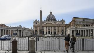El Vaticano cierra la plaza y la Basílica de San Pedro por el coronavirus | FOTOS