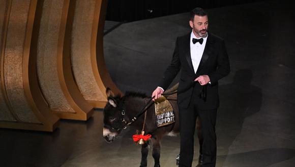 Jimmy Kimmel sorprendió a todos en la gala de los Oscar 2023 al aparecer acompañado de 'Jenny'. (Foto: AFP)