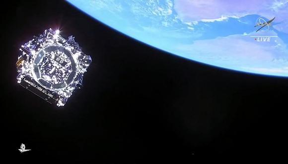 En esta imagen fija de una transmisión de televisión de la NASA, el telescopio espacial James Webb se separa del cohete Ariane 5 de Arianespace después de su lanzamiento desde el puerto espacial europeo, el Centro Espacial de Guayana en Kourou, Guayana Francesa, el 25 de diciembre de 2021. (Foto: various sources / AFP)
