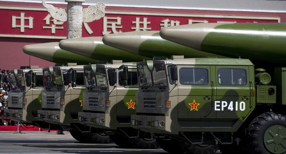 Vehículos militares de China que transportan misiles balísticos DF-26 pasan por la Puerta de Tiananmen durante un desfile militar en Beijing, el 3 de septiembre de 2015. (Foto de ANDY WONG / AFP).