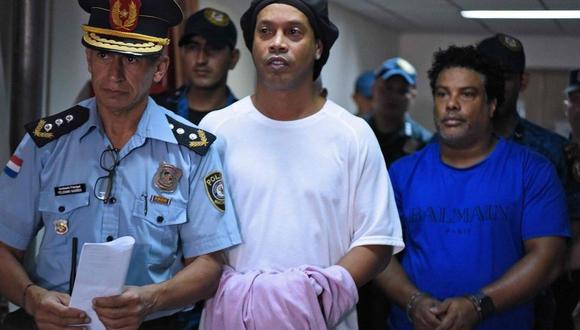 Ordenan prisión preventiva a Ronaldinho, que regresa a cárcel de Asunción. (Foto: Twitter)