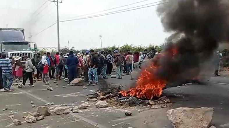 Últimas noticias sobre la toma del aeropuerto de Arequipa, la retención de policías y el bloqueo de carreteras