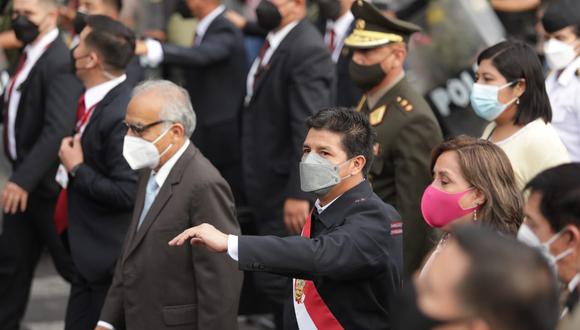 El jefe de Estado caminó por el jirón Junín, en el Centro de Lima hacia el Palacio Legislativo, acompañado de su Consejo de Ministros liderado por Aníbal Torres. (Foto: El Comercio)