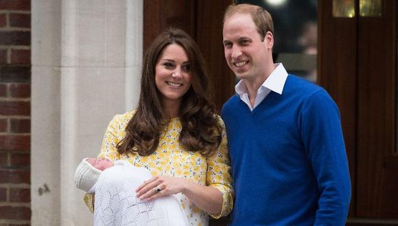 El príncipe William y la duquesa de Cambridge en la presentación de su segunda hija, Charlotte. (Foto: AFP)