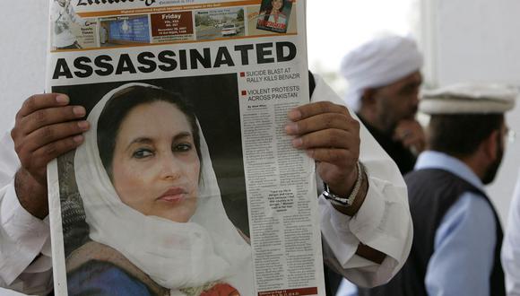 Un 27 de diciembre del 2007 en Pakistán, un terrorista suicida mata a la ex primera ministra Benazir Bhutto después de un mitin en Rawalpindi. El atentado causó, al menos, 20 muertes más. (KARIM SAHIB / AFP).