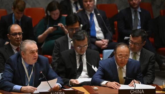 El embajador de Argelia ante la ONU, Amar Bendjama, con el embajador de China ante la ONU, Zhang Jun, habla durante una votación del Consejo de Seguridad de la ONU sobre un alto el fuego en Gaza y un acuerdo de rehenes en la sede de la ONU en Nueva York, el 22 de marzo de 2024. (Foto de ANGELA WEISS / AFP)
