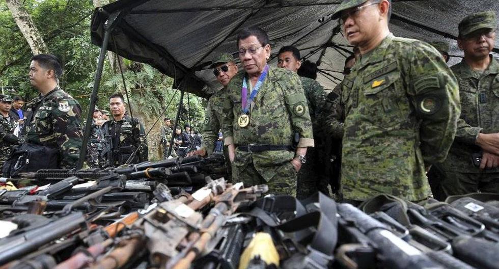 El presidente filipino, Rodrigo Duterte, revisa el armamento incautado a los yihadistas en la ciudad de Marawi, en el sur de Filipinas, (Foto: EFE)