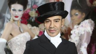 John Galliano, el polémico y excesivo diseñador que sobrevive a la moda