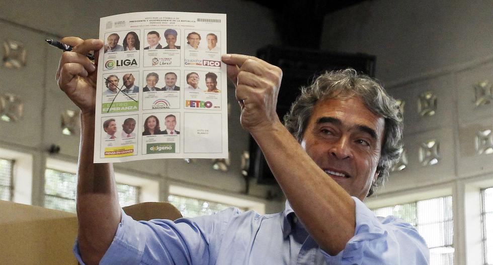 El candidato a la Presidencia de Colombia por la Coalición Centro Esperanza, Sergio Fajardo, muestra su voto en Medellín. (EFE/Luis Eduardo Noriega A.).